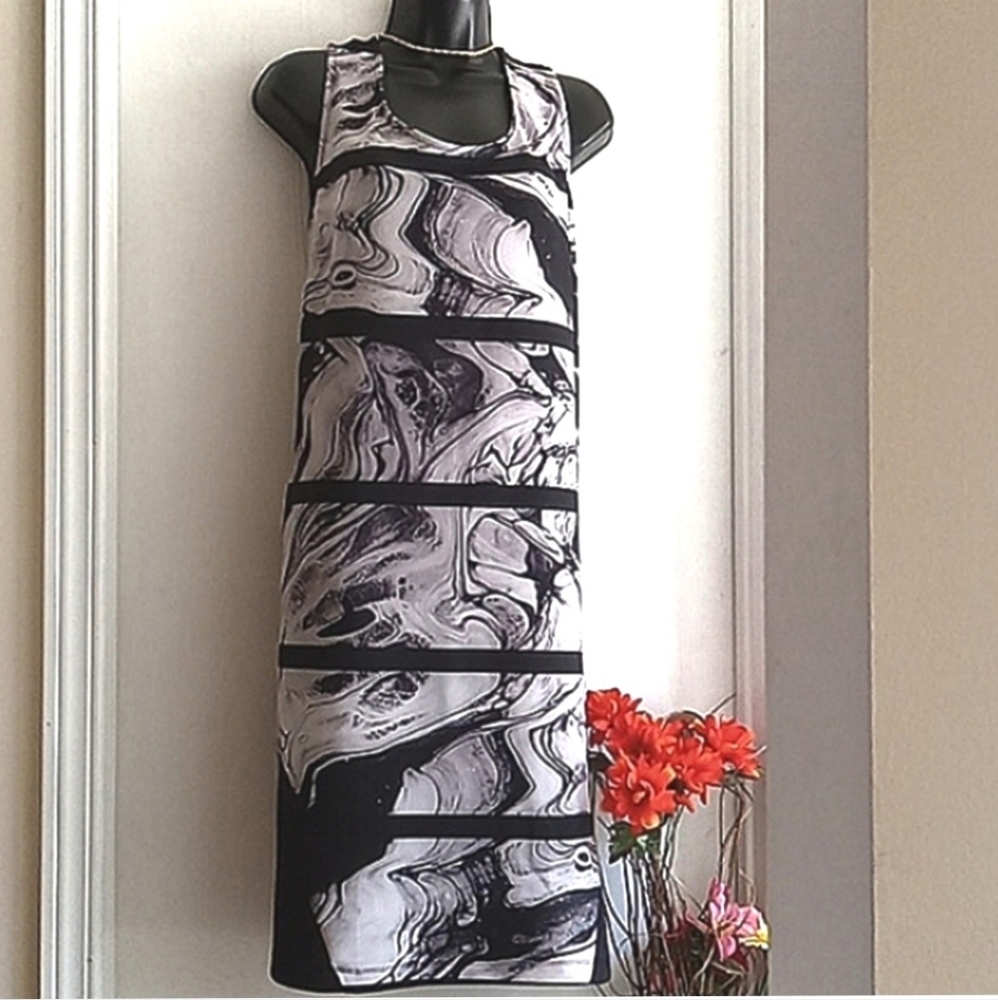 ⭐️ Host Pick ⭐️ Penningtons | Stylish Graphic Print Dress - Picture 2 of 7